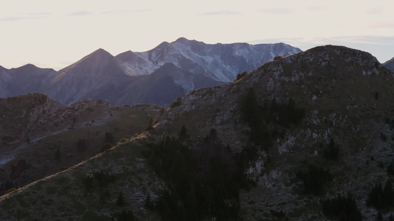 la luz del amanecer de la hora dorada acaricia los valles y picos de las cordilleras de las montañas expuestas, agrafa, grecia