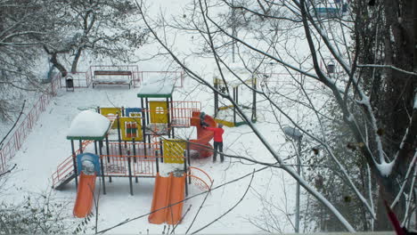 Mamá-Y-Niño-Divirtiéndose-En-El-Patio-De-Recreo-En-Invierno