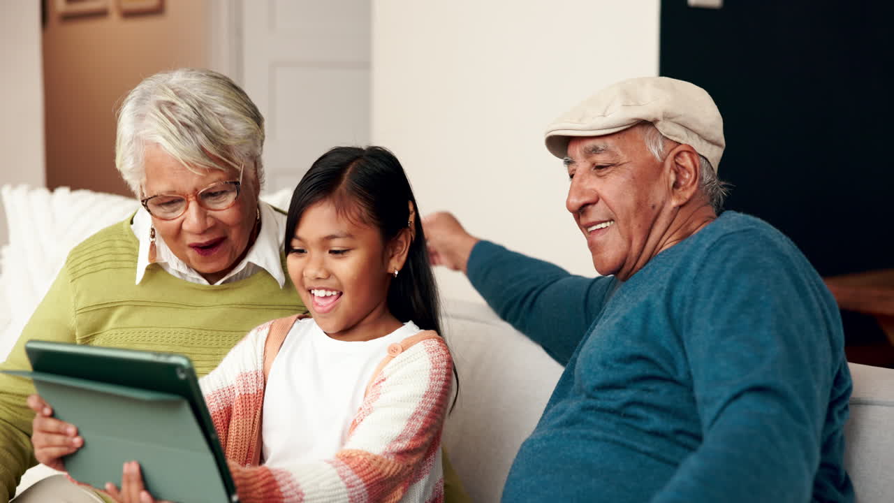 Nonni e nipote che si godono il tempo con il tablet insieme