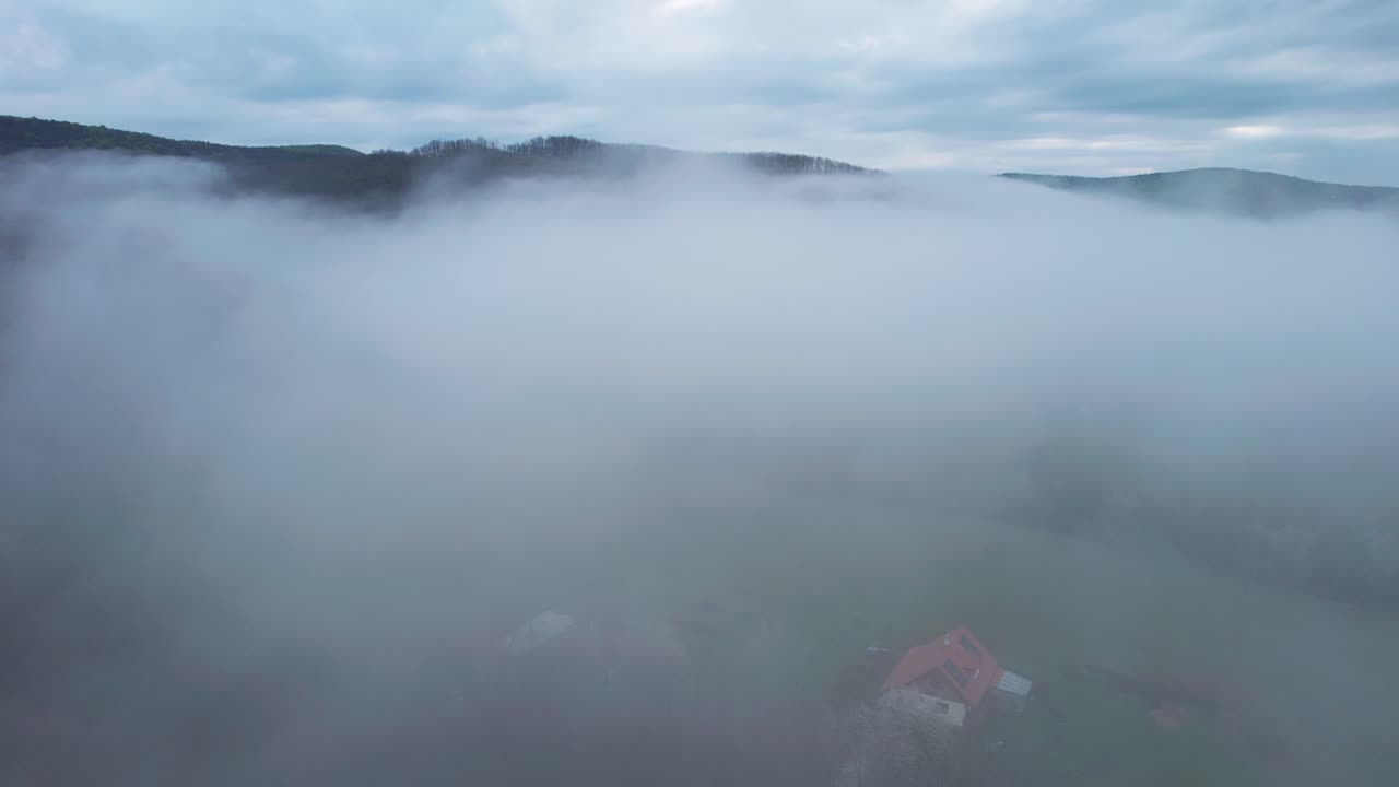 슬로바키아에 있는 banska bystrica의 안개가 자욱한 조감도 스톡 영상은 낮은 타트라 산맥과 안개에 싸인 푸른 숲의 고요한 아름다움을 포착합니다.