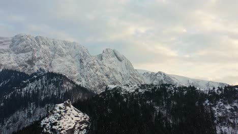 Fachada-De-Montaña-Rocosa-Y-Helada-De-La-Montaña-Tatra-En-Polonia-Europa---Toma-Aérea