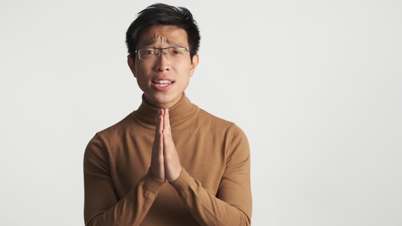 카메라 앞에서 구걸하는 아시아인 남자