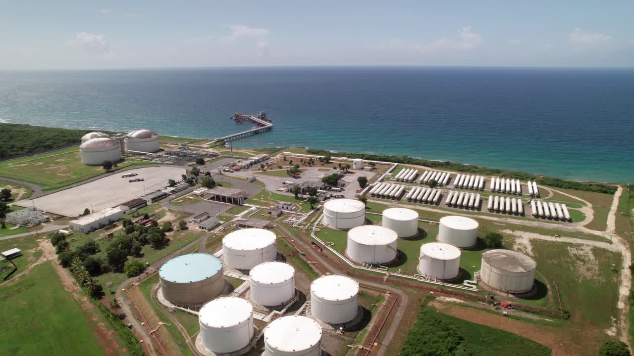 complejo portuario de la plataforma de oleoductos de la refinería de combustible sobre la costa, dominicana