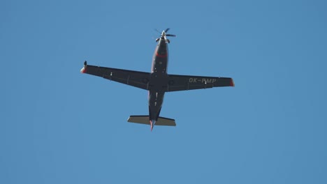 un pequeño avión en el cielo azul. cámara lenta
