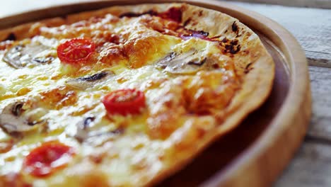pizza horneada en una tabla de madera