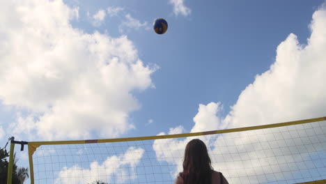 Mädchen-Spielt-Beachvolleyball.