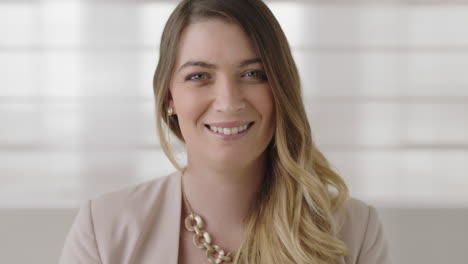 Retrato-De-Una-Joven-Y-Elegante-Mujer-De-Negocios-Rubia-Sonriendo-Feliz-Mirando-A-La-Cámara-Exitosa-Mujer-Independiente