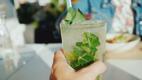 la main passe le verre avec un cocktail cool vue à la première personne vidéo pov