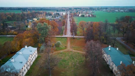 Eleja-Gutspark-Und-Teehaus-Im-Herbst