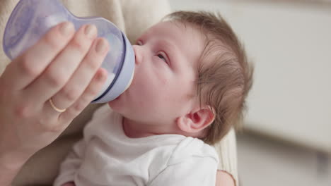 Baby,-Kindergarten-Und-Mutter-Mit-Flasche-Zum-Füttern