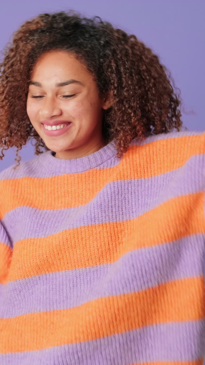 Jovem Mulher Feliz de Cabelo Cacheado Rindo e Sorrindo em Estúdio