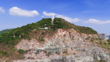 vista aérea de la estatua de jesucristo en vung tau, vietnam.