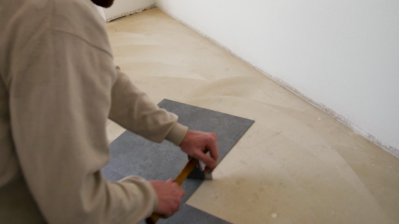 instalación de azulejos grises en el suelo