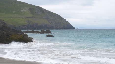 Schaumige-Meereswellen-Waschen-Die-Küste-Am-Strand-Von-Coumeenoole,-Kerry,-Irland-–-Weitwinkelaufnahme
