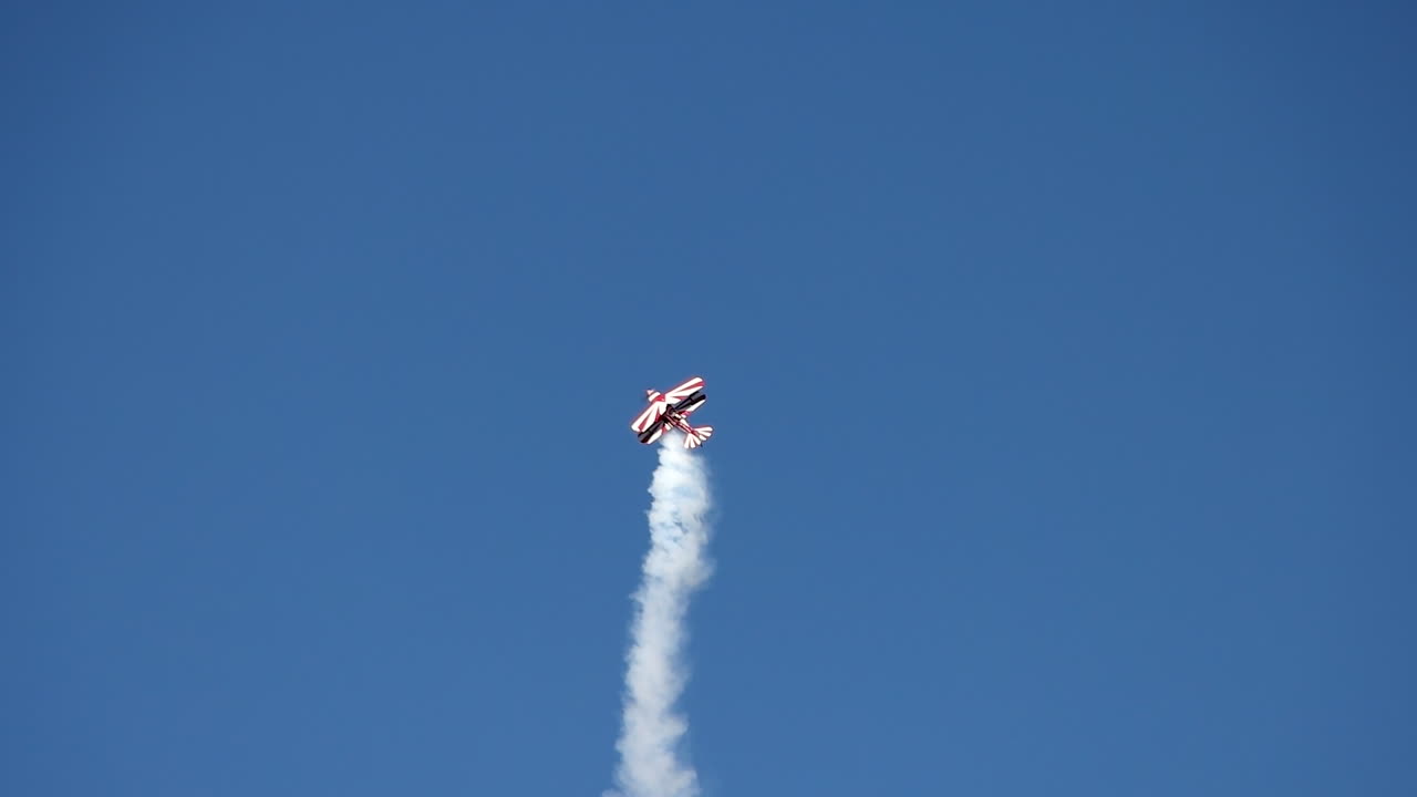 아로바틱 피트 s2b는 느린 동작으로 망치 머리 기동을 수행합니다.
