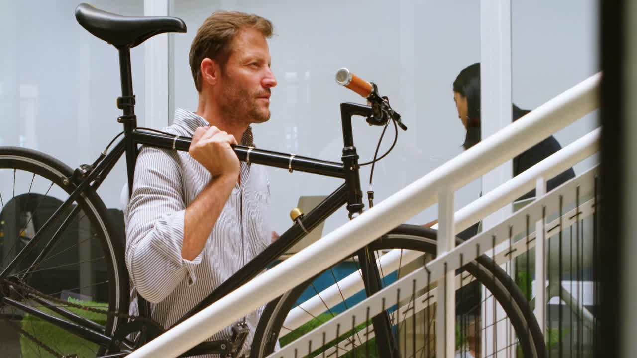 4k 위로 올라가는 동안 자전거를 운반하는 남성 임원