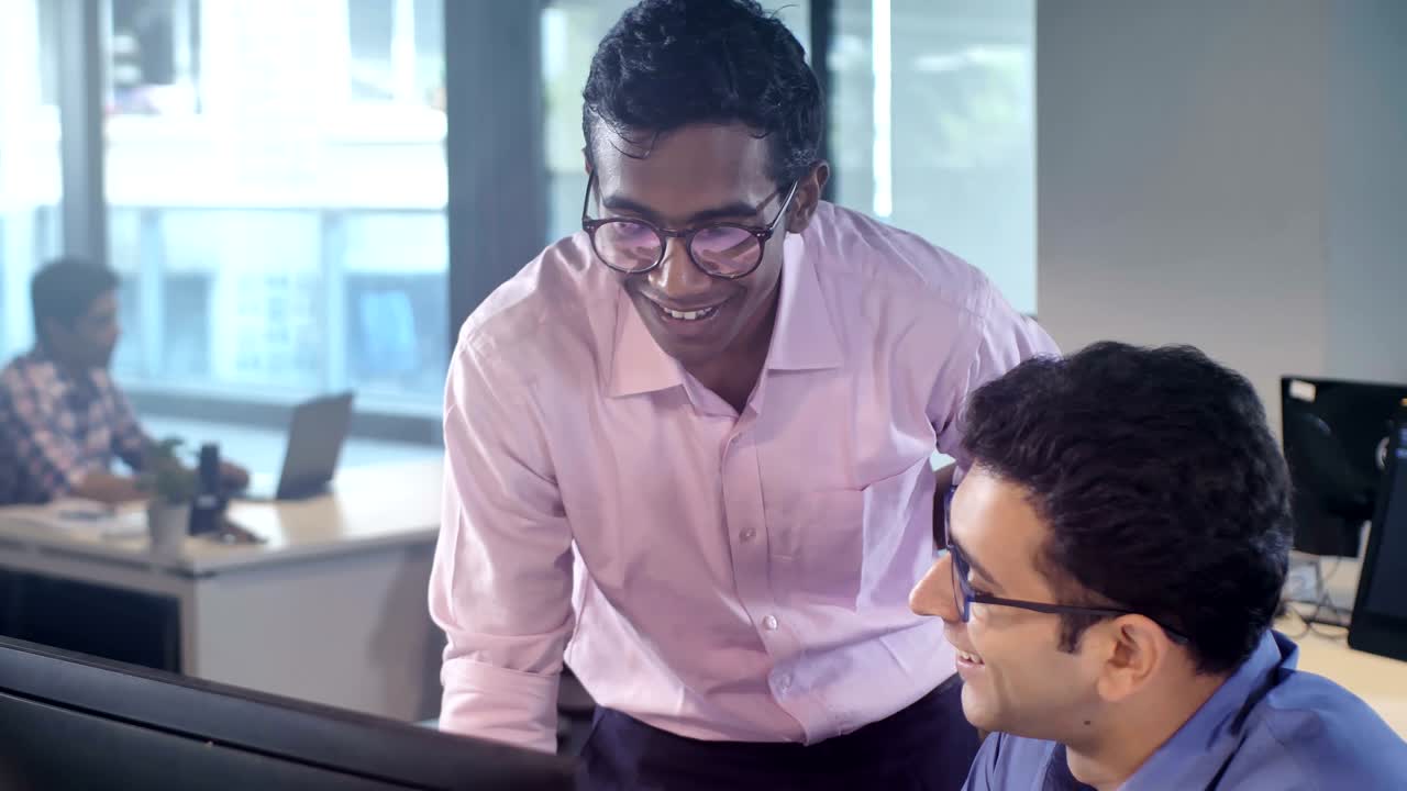 de dos jóvenes empleados de oficina asesinados