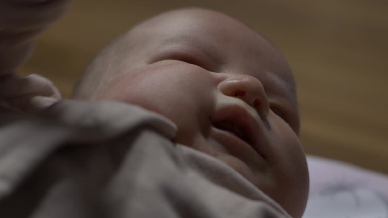 Bebê saudável e ativo de body, deitado de costas