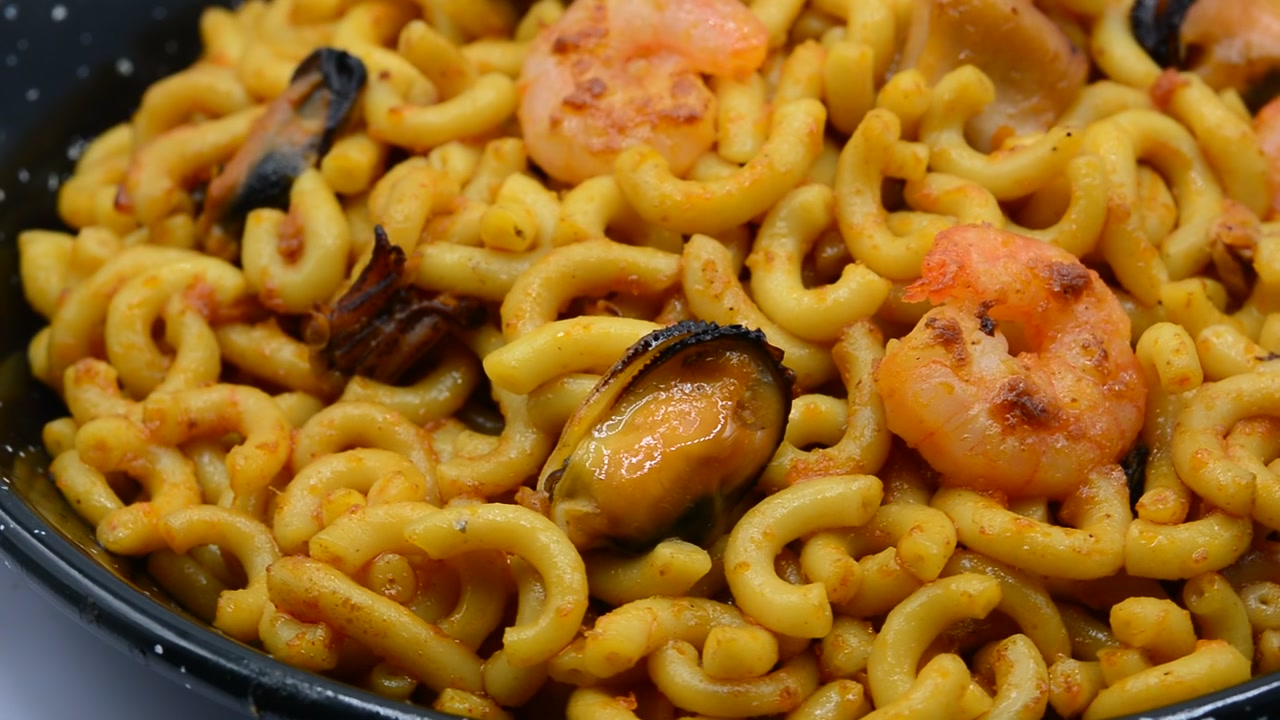 Primo piano di Fideuà tradizionale spagnola con frutti di mare
