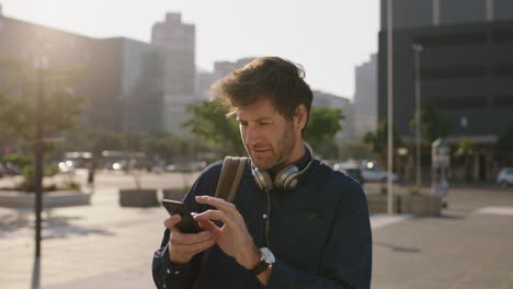 retrato de un atractivo joven hombre caucásico buscando perdido chequeando el mapa en el teléfono inteligente en la ciudad