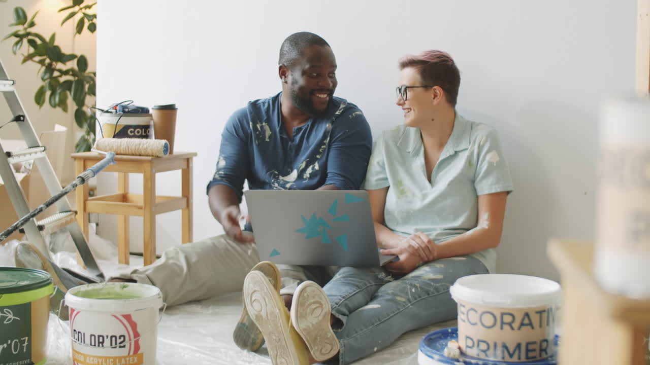 pareja que planea un proyecto de renovación de la casa
