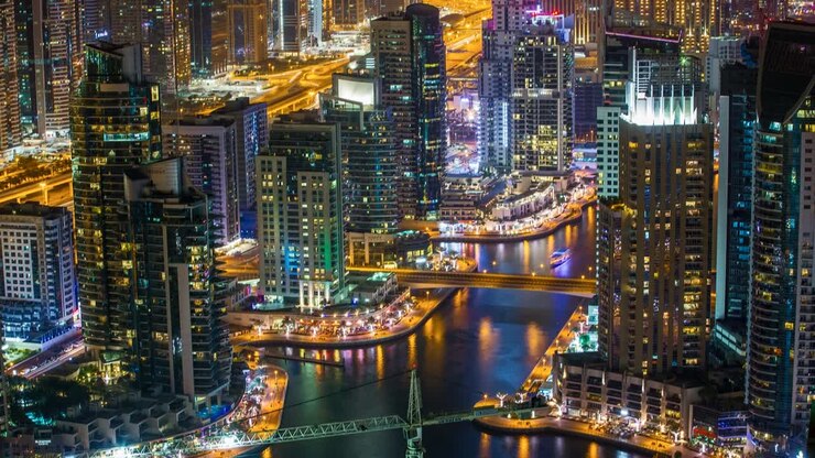 Dubaï Marina est un quartier résidentiel huppé connu pour The Beach at JBR, un complexe de loisirs avec des restaurants en plein air et des étendues de sable pour se détendre