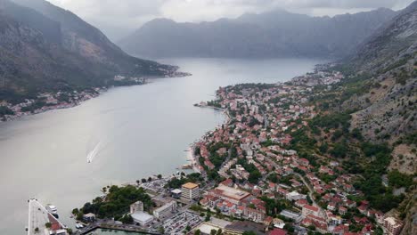 Carro-Lento-Y-Suave-En-Los-Paisajes-épicos-De-La-Bahía-De-Kotor-Montenegro-Rodeado-De-Impresionantes-Cadenas-Montañosas