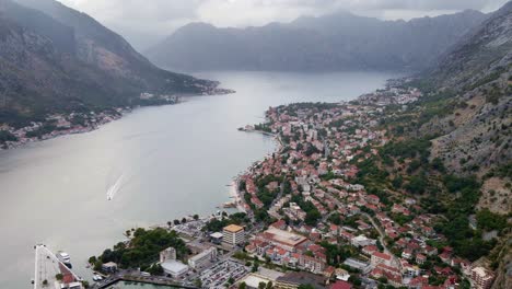 dolly lento y suave en los paisajes épicos de la bahía de kotor montenegro rodeado de impresionantes cadenas montañosas.