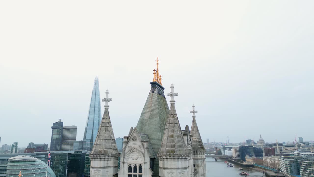 영국 런던에 있는 타워 브리지의 가장 높은 부분의 궤도 오른쪽에서 왼쪽 드론 샷