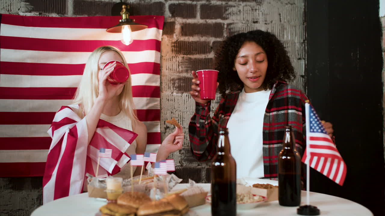 7월 4일을 축하하는 친구들