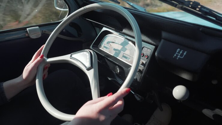 Un primo piano di una donna al volante di un'auto