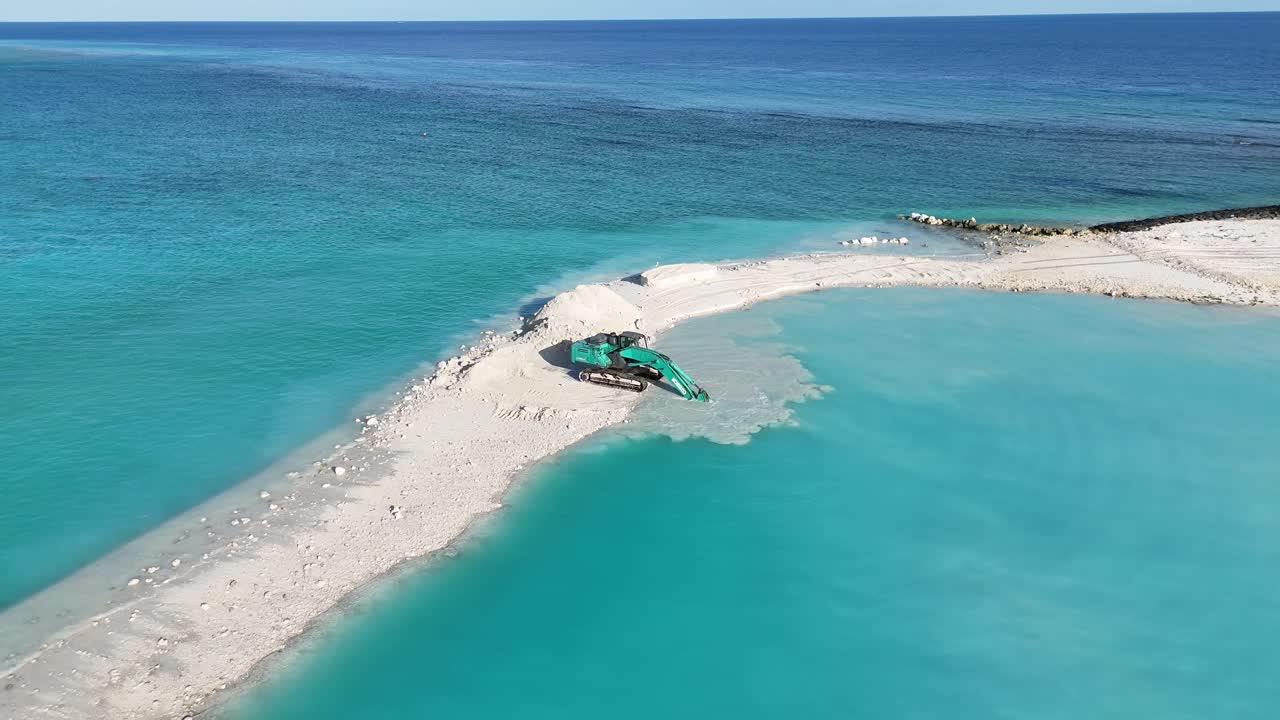 Máy xúc làm việc san lấp bãi cát ở Maldives Quay flycam