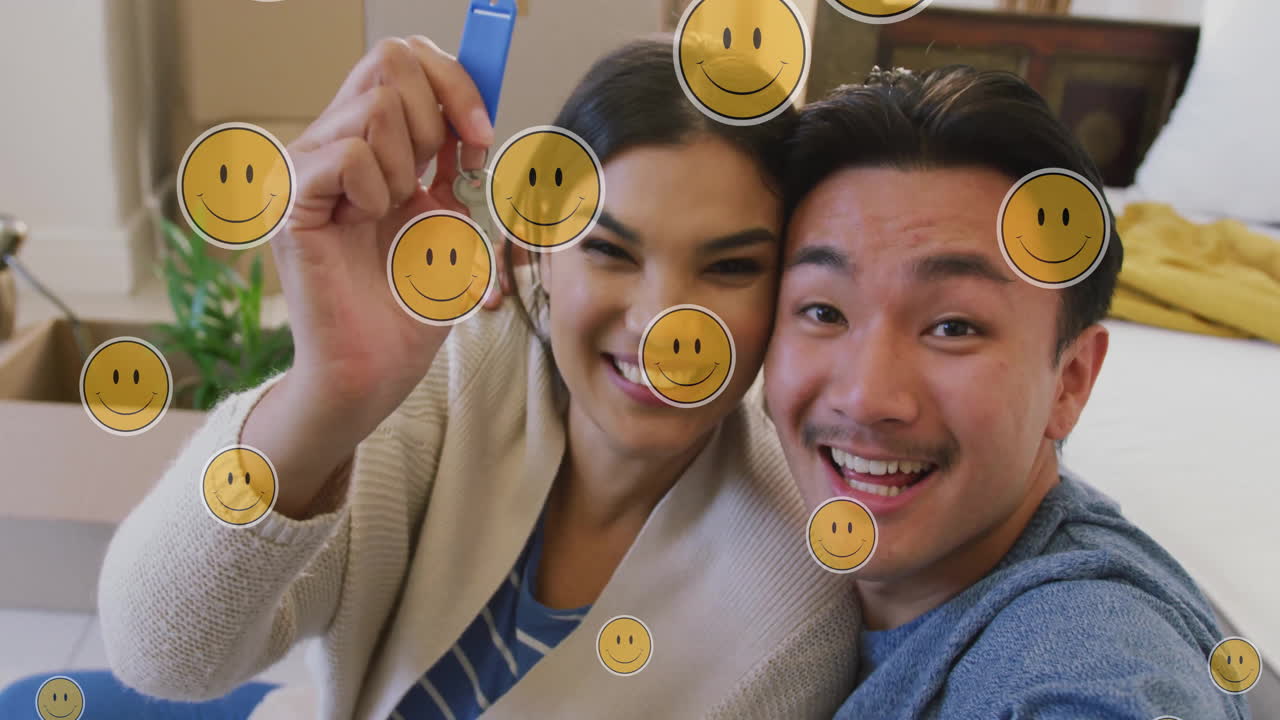 집 열를 가진 행복한 두 인종 부부 위에 스마일리 얼굴 아이콘의 애니메이션