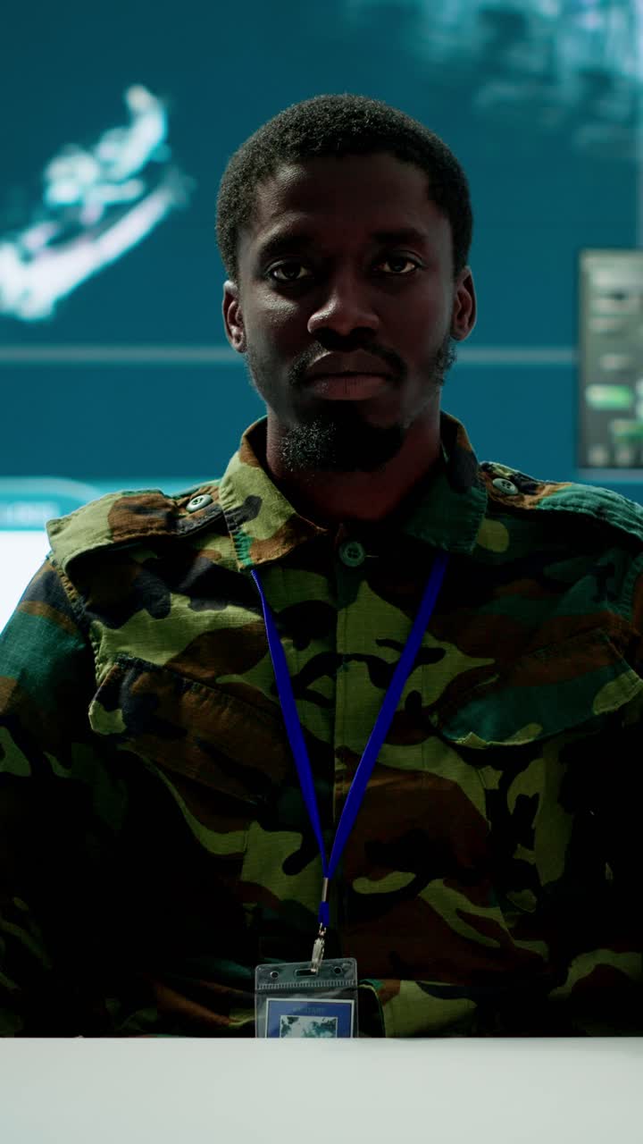Video verticale: Personale dell'esercito in un centro di comando ad alta tecnologia partecipa a una riunione in videoconferenza