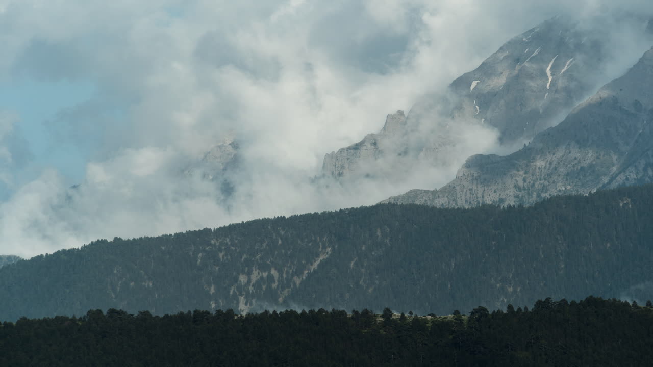 Timelapse delle cime del Monte Olimpo coperte da nuvole in movimento in una giornata di sole