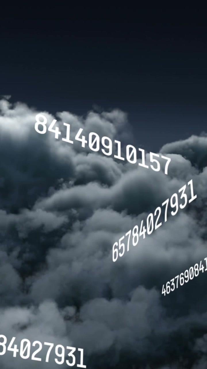 Animazione di vari numeri che cambiano che fluttuano su nuvole scure nel cielo