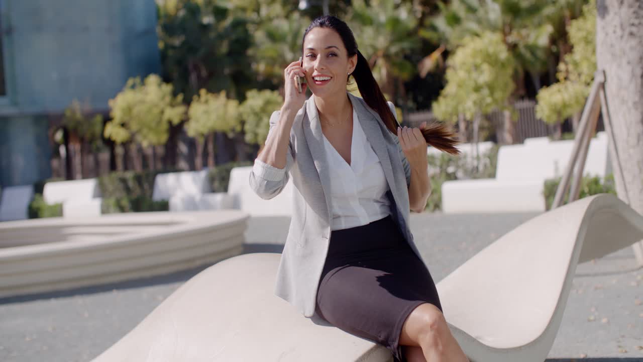 mujer atractiva charlando en su móvil al aire libre