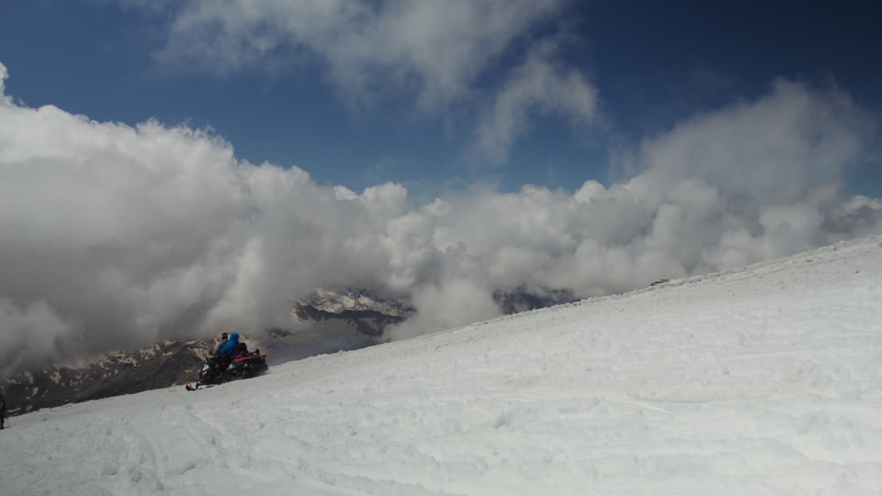 산꼭대기 에서 스노우모빌 모험