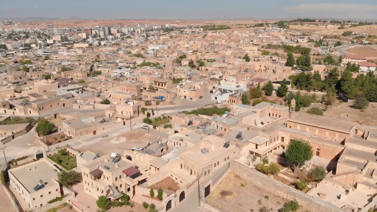 vista aérea de la ciudad de midyat, provincia de mardin, turquía.