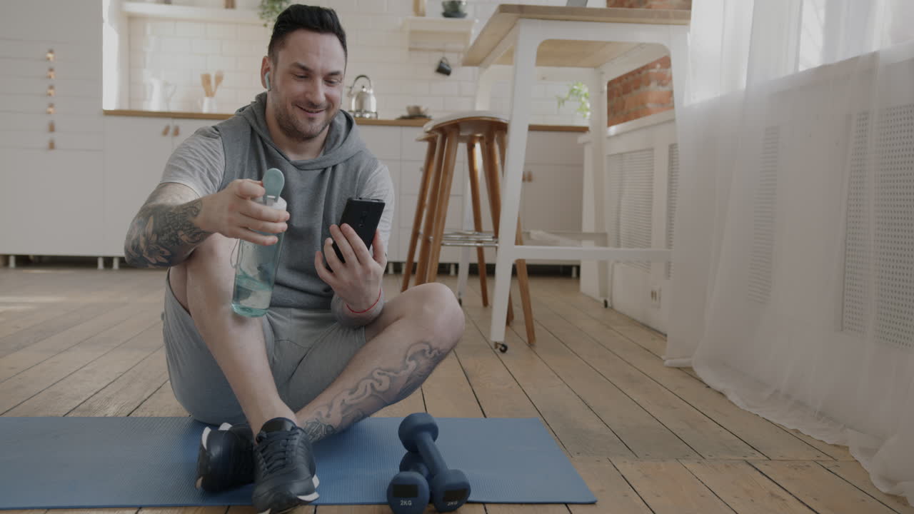 hombre haciendo un entrenamiento en casa