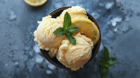 Helado-De-Limón-Refrescante-Servido-En-Un-Bol-Con-Guarnición-De-Menta.