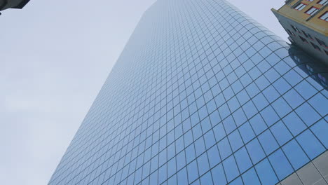 exterior de un rascacielos moderno