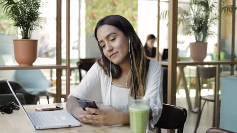 Mujer-Joven-Seria-Que-Trabaja-En-Una-Computadora-Portátil