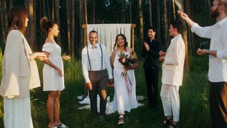 ceremonia de bodas en el bosque