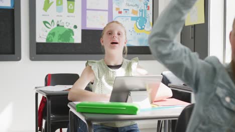 video de una estudiante caucásica atenta en el escritorio, levantando la mano y hablando en clase, espacio de copia.
