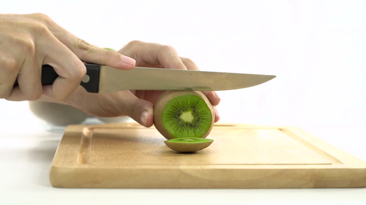cuchillo para cortar kiwi fresco