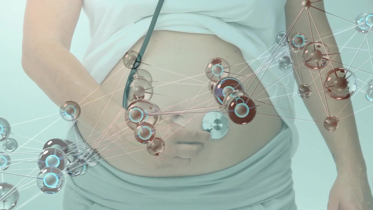 Donna di mezza età che regola la fascia del sensore sull'addome scoperto, monitorando i nodi di sovrapposizione di una scansione medica.