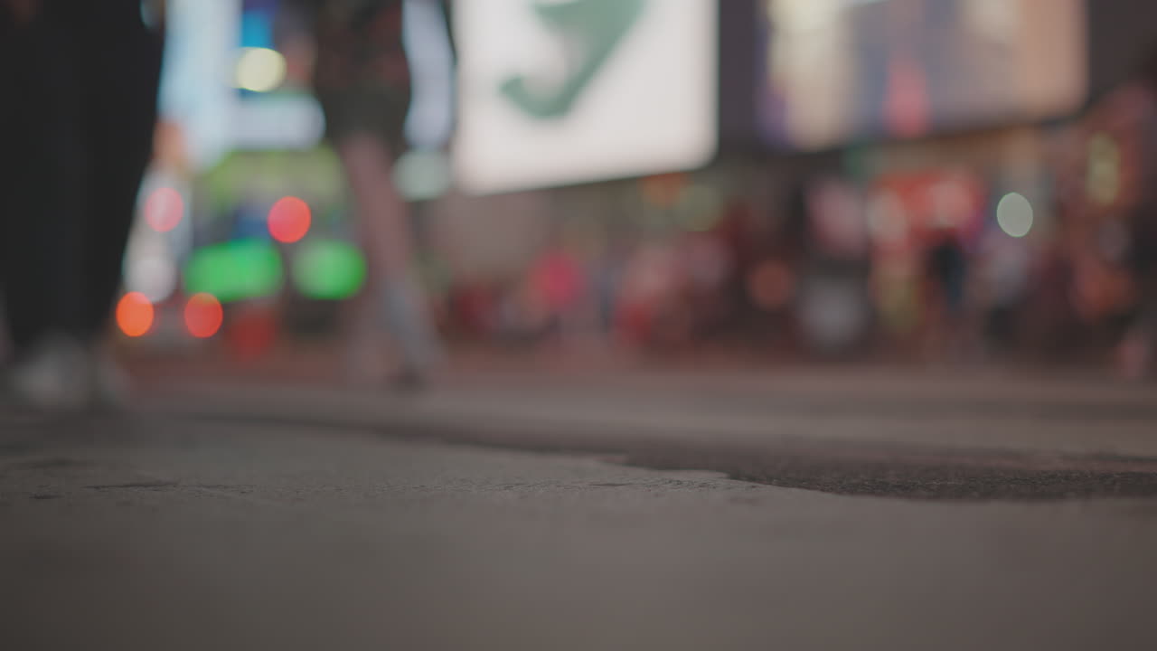 흐릿한 밤 도시 거리 풍경