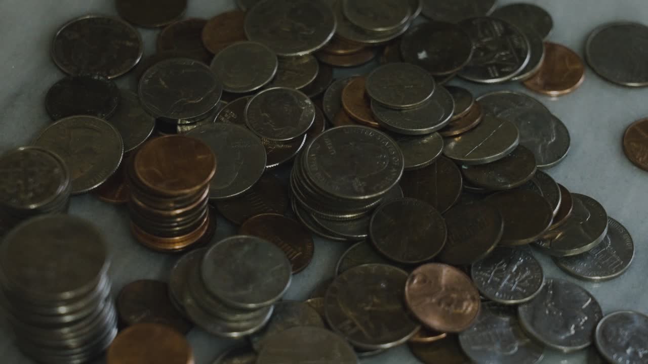 giro lento sobre una gran pila de cambio americano en una habitación oscura