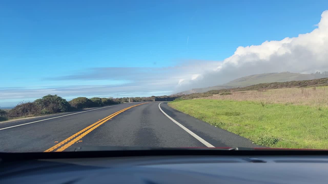 Ripresa POV da un veicolo in movimento sulla Highway 1 vicino a Cambria, California. 4K.